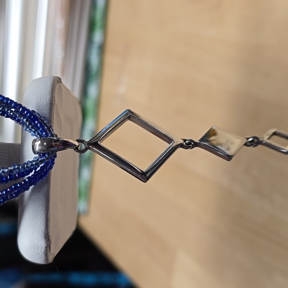 Elegant Blue Beaded Necklace with Geometric Pendant - Picture 7 of 11